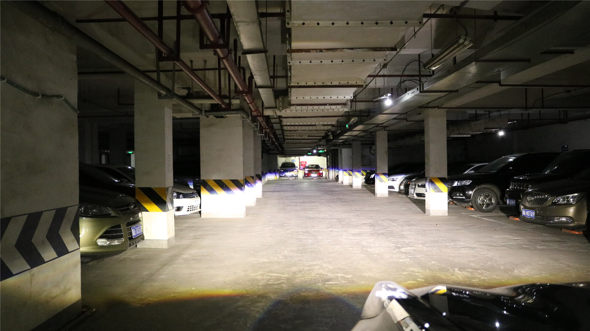 成都天一車(chē)燈領(lǐng)克01車(chē)燈改裝米石三周年LED雙光透鏡近光實(shí)拍