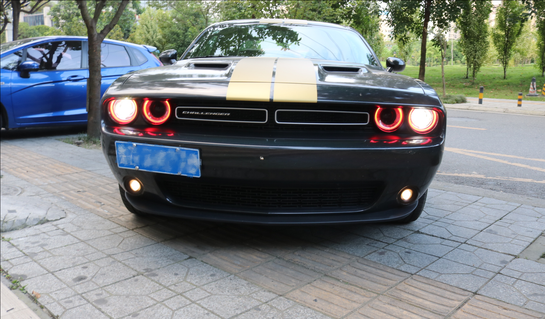 道奇挑戰(zhàn)者車(chē)燈改裝夜鋒激光大燈